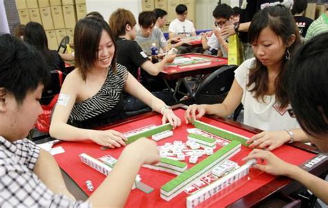 重庆4人打牌被揭发，抬麻将桌游街示众，片段引发网友热议_疫情