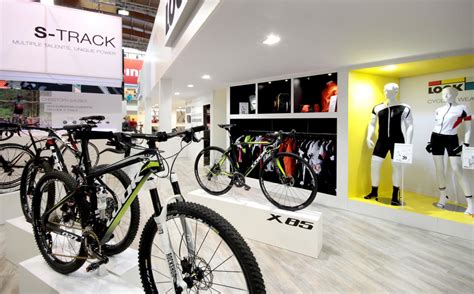 TECHNISTYLE: Customer Reviews, Stands and Services