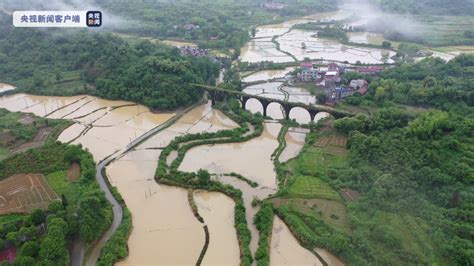 航拍江西九江多地城乡洪涝画面：道路积水农田受淹