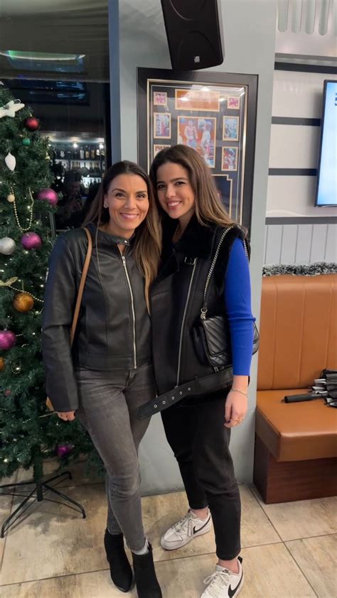 A boss will hold you back. A leader will help you grow🌟 As ...