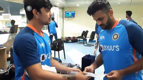 Local boy Ishan Kishan gets surrounded by fans after 2nd ODI, delivers ...