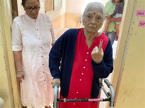 To participate in the festival of democracy, 93-year-old Kamlaben ...