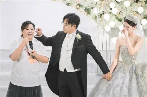贾玲参加员工婚礼送份子，打扮不像老板要是新娘两倍，新郎撞脸乔杉_腾讯新闻