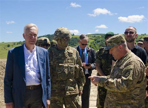 Distinguished Visitors observe Multinational Engineer Capabilities ...