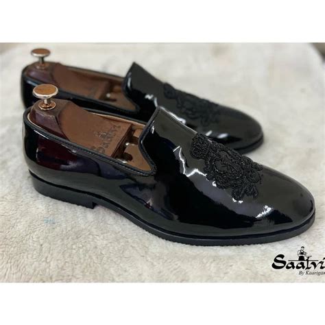 Best Footwear For Indian Grooms Juttis, Mojaris, Or Loafers