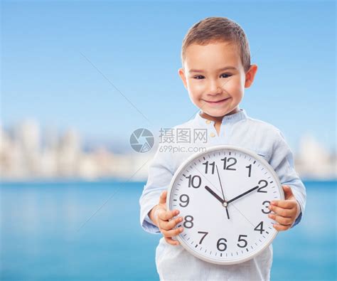 一个拿着时钟的小男孩的肖像高清图片下载-正版图片503062366-摄图网