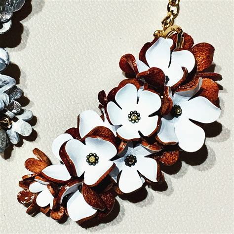 【完成品】ストックフラワーバッグチャーム(花色ホワイト) | Bougainvillea公式通販/本革製花型ハンドメイドパーツ、革資材販売