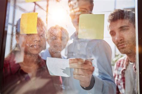 Business People Divided by Wall 的图像结果