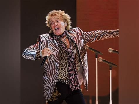 Rod Stewart postpones Las Vegas show citing health issues
