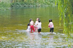 农村孩子在河里游泳分享展示_怀旧老照片