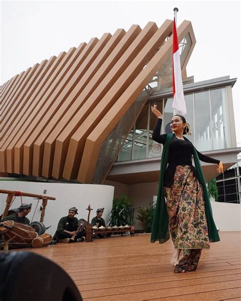 Potret Ariel Tatum Cantik Banget Saat Menari Jaipong di Osaka World ...
