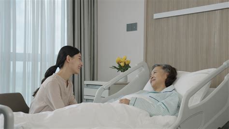 女儿隔ICU视频告别临终母亲最新素材