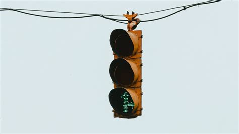 Download wallpaper 1366x768 traffic light, wire, minimalism tablet ...