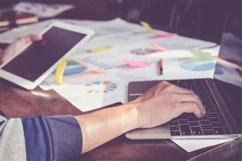 Businessman with Laptop 的图像结果