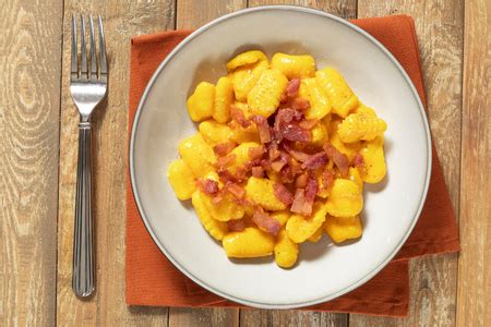 Salmon Carbonara - Italian recipes by GialloZafferano