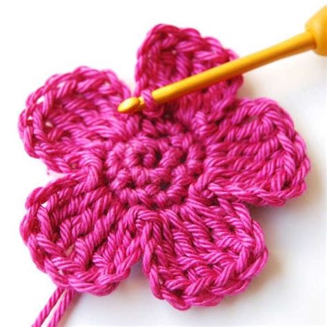 How to Knit a Basic Flower 的图像结果