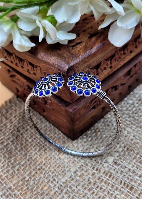 Blue Stone Studded Floral Oxidized Bracelet – zazyco