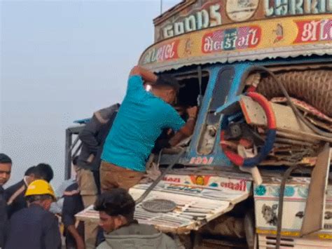 NH 48 Dena Bridge Accident; Fire Rescue Truck Driver Trapped | Vadodara