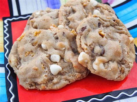 Gluten Free Desserts made Delicious: Gluten Free Frosted Flake Cookies