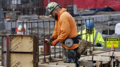 US weekly jobless claims unexpectedly fall - Times of India