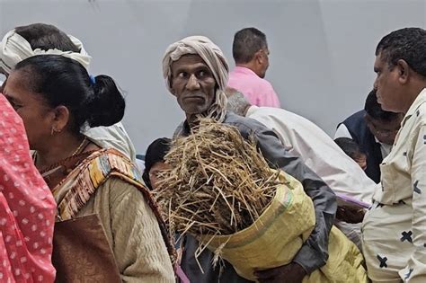 बारिश की मार झेल रहे किसानों ने बयां किया दर्द, कहा- खेतों में सर्वे के ...