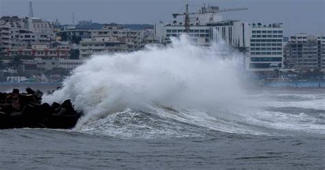 [Hindi] Extremely Severe Cyclone Fani is all set to make landfall at ...