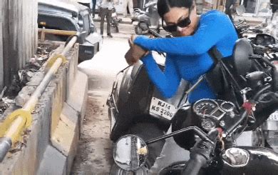 जयपुर में सड़क पर दिखी लड़की की दादागिरी, ईंट से तोड़ डाली युवक की ...