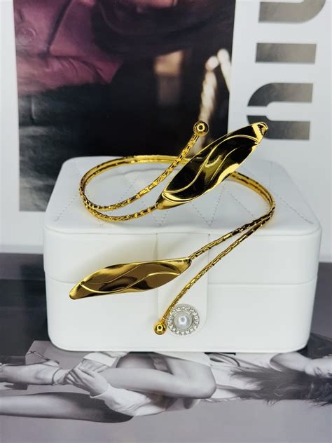 Ym leaf arm cuff gold – Gold Diggers Jewelries