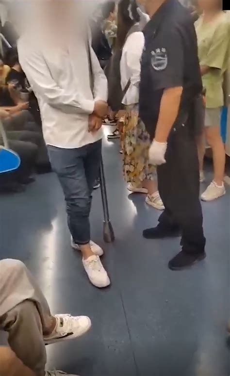 北京地铁14号线一男子裸露下体猥亵女孩 渣男还带着一副眼镜！_社会_中国小康网