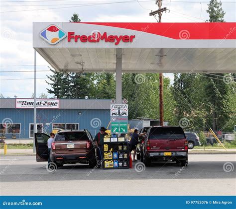 Fred Meyer Gas Station editorial photo. Image of center - 97752076