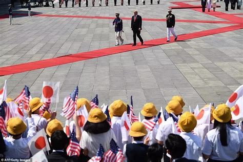 新天皇高规格欢迎特朗普，举旗的日本小孩“遭罪了”_安倍