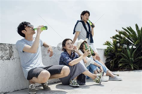 海边喝酒聊天的青年人高清图片下载-正版图片502009527-摄图网