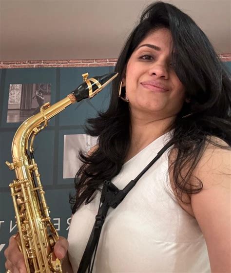 Female Saxophone Player in Nagpur 9823395060 | Female Saxophone Artist ...