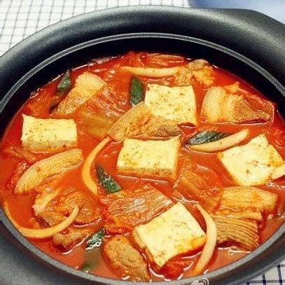 【韩国泡菜汤的做法步骤图，韩国泡菜汤怎么做好吃】糖分控和蛋黄酱_下厨房