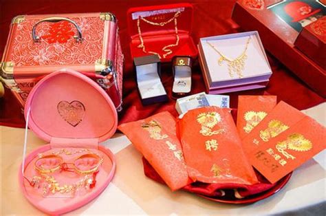订婚礼拿什么礼物最新素材