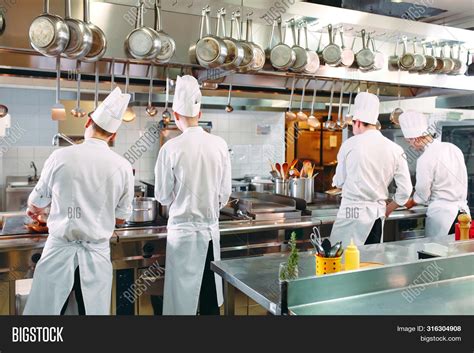 Cooks Kitchen 的图像结果