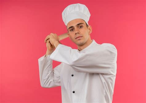 Young male cook wearing chef uniform holding rouleau à pâtisserie ...
