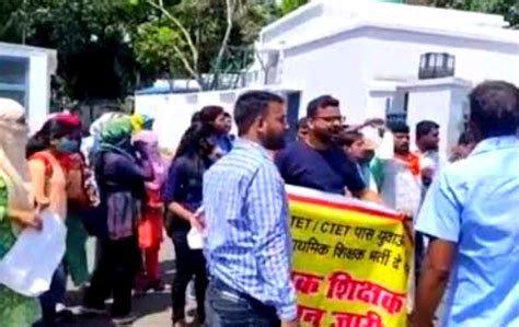 टेट - सीटेट पास बेरोजगारों ने नई शिक्षक भर्ती के लिए बेसिक शिक्षा ...