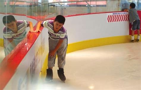 7岁男童滑冰被磕伤 家长称溜冰场应提供防护装备_大湘网_腾讯网