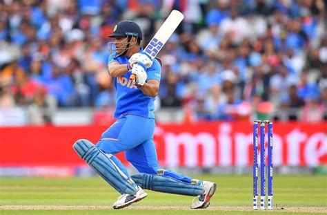 'MS Dhoni used a bat as heavy as the one Sachin Tendulkar played with ...