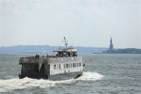 Commuters met with long lines, delays after NY Waterway ferries are ...