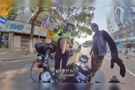 骑摩托车被交警拦下检查证件后予以放行_新浪新闻