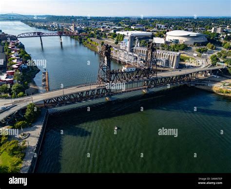 Steel Bridge over the Willamette River, Portland, Oregon, USA Stock ...