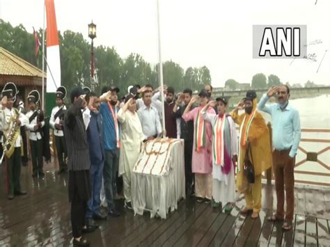 Corporators in Srinagar hoist national flag at Zero Bridge