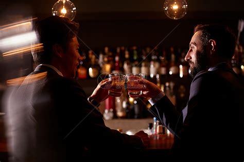 上班族在酒吧喝酒高清图片下载-正版图片502209123-摄图网