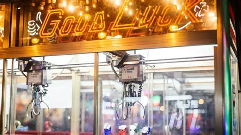 Claw Machine Hand 的图像结果