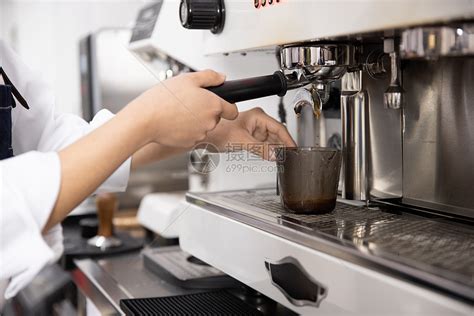 饮品店女性服务员制作咖啡特写高清图片下载-正版图片501752910-摄图网