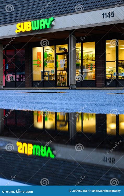 Subway Restaurant Sign 的图像结果
