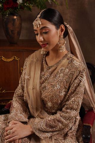 Modern Bridal Makeup Trends: Pick the Perfect Look – Fareenas Bridals