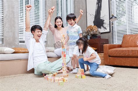 家庭亲子积木游戏高清图片下载-正版图片500432293-摄图网